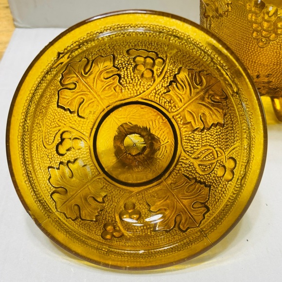 Vintage candy dish, covered & footed.  Amber color is great. Grape harvest. - Picture 6 of 6